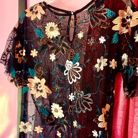Black Mesh Floral Embroidered Contemporary Flutter Sleeve Blouse Women’s Small - Picture 3 of 5